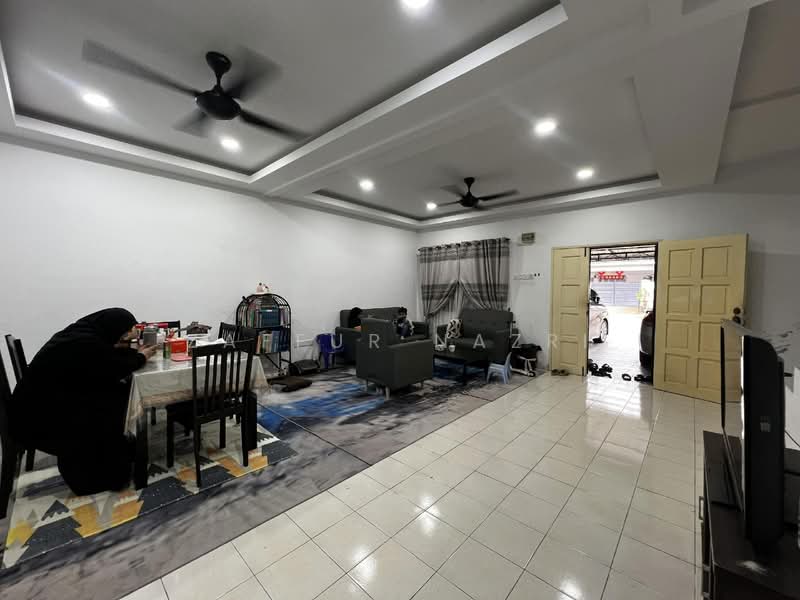 2-storey Terraced House for Sale in Taman Pulai Impian (Sikamat) - ZAFFUR NAZRI - Living Room - PropertyGuru.com.my