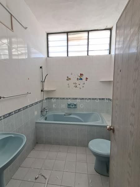 Semi-Detached House for Sale in Jelutong Timur (Jelutong) - Liam Khoon Khoo - Bathroom - PropertyGuru.com.my