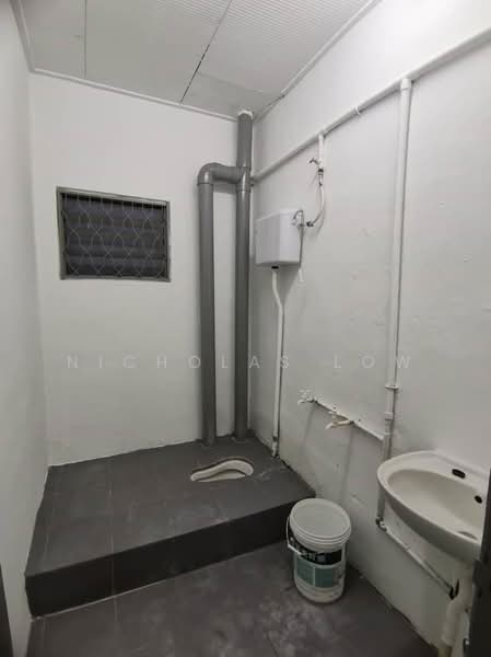 Flat Bandar Selesa Jaya @ Jalan Silat Gayong untuk Untuk Disewa - RM 700 /bulan, Apr 2026 - Bathroom - PropertyGuru.com.my