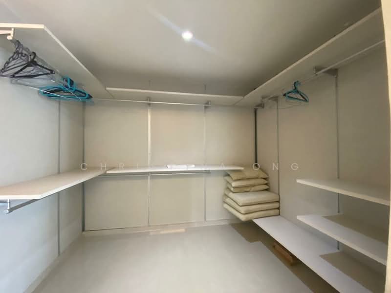 Rumah Berkembar untuk Dijual di Kubang Buaya (Kuantan) - Christina Ong - Big Walk In Closet - PropertyGuru.com.my