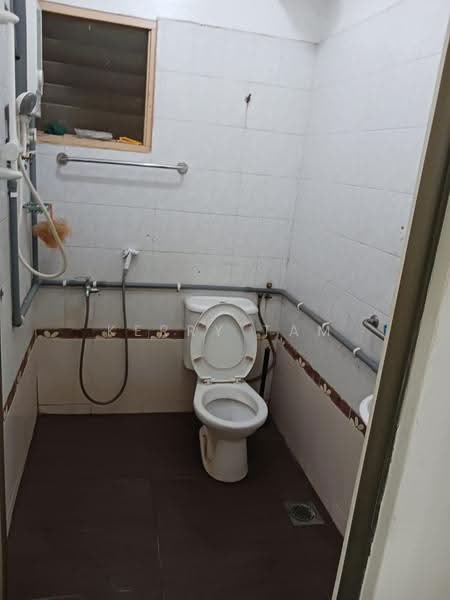 Kondominium untuk Dijual di Palm Court Condominium - Kerry Tam - Bathroom - PropertyGuru.com.my