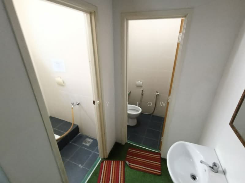 Shop for Rent in Pusat Perdagangan Danga Utama (Johor Bahru) - Ruby Teow - Bathroom - PropertyGuru.com.my