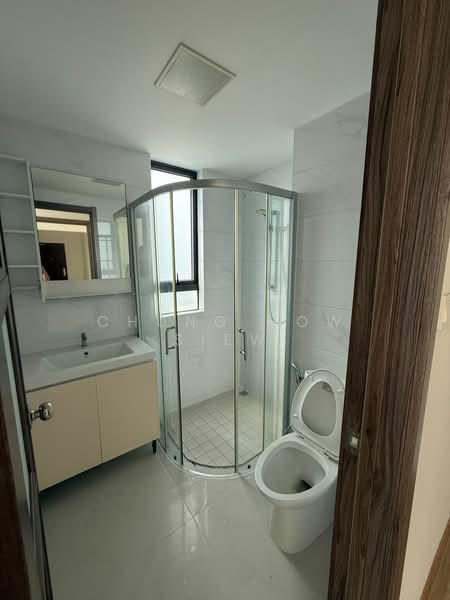 Apartment for Rent at Starview Bay @ Forest City - Chung How Siew - Master Bedroom Bathroom - PropertyGuru.com.my