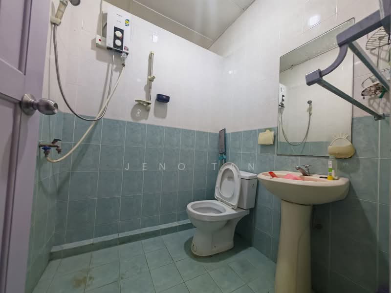 2-storey Terraced House for Rent in Kuching (Sarawak) - Jeno Tan - Bathroom - PropertyGuru.com.my