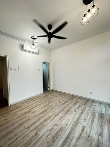 Residensi Cyberjaya Lakefront untuk Untuk Dijual - RM 395,000, Apr 2026 - Living Room - PropertyGuru.com.my