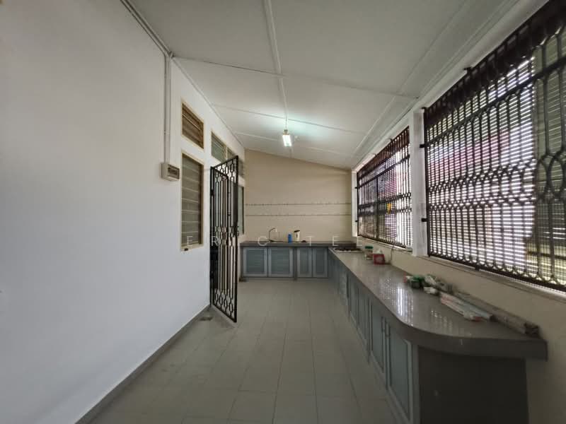 1-storey Terraced House for Rent in Taman Pelangi (Johor Bahru) - Eric Tee - Kitchen - PropertyGuru.com.my