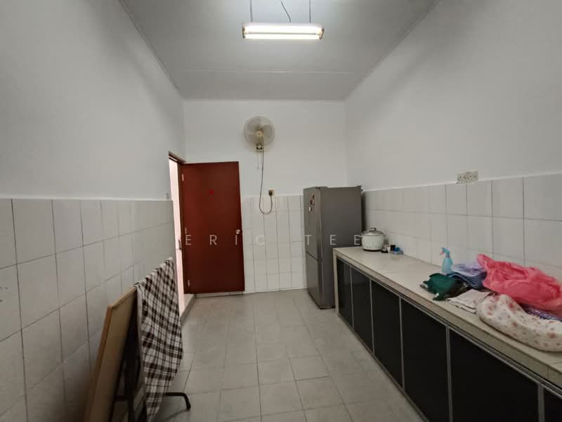 1-storey Terraced House for Rent in Taman Pelangi (Johor Bahru) - Eric Tee - Kitchen - PropertyGuru.com.my