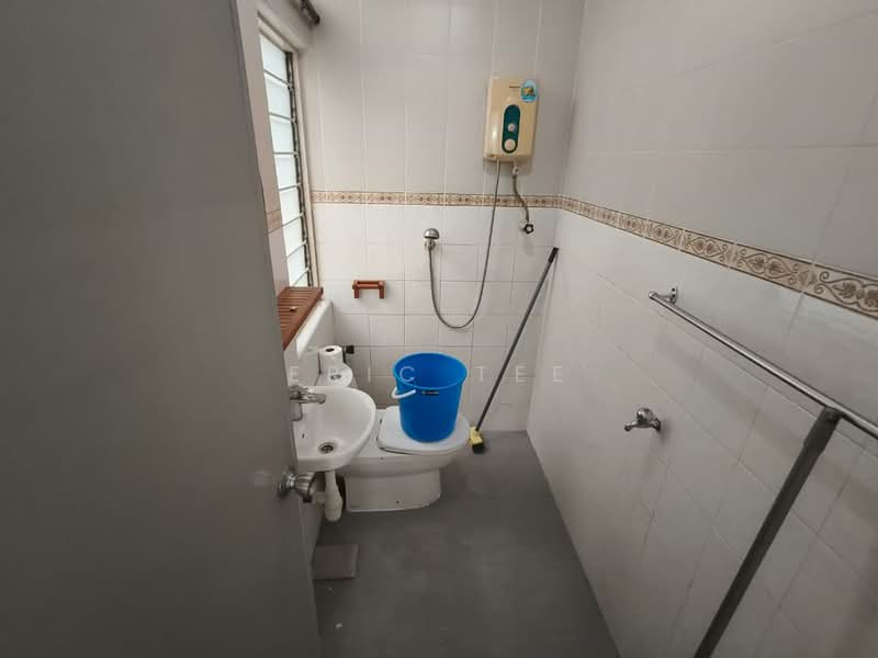 1-storey Terraced House for Rent in Taman Pelangi (Johor Bahru) - Eric Tee - Bathroom - PropertyGuru.com.my