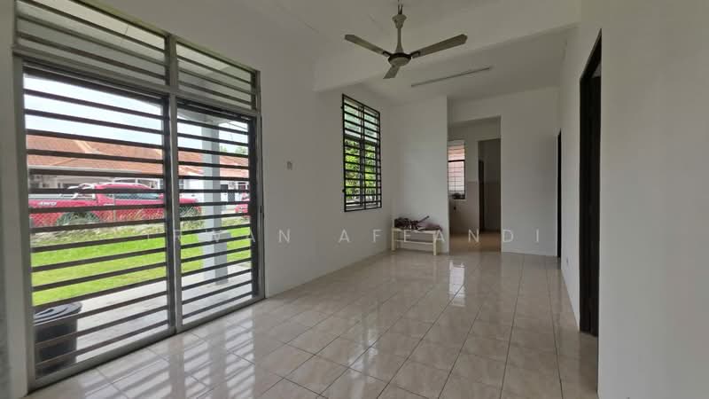 1-storey Terraced House for Sale in Bandar Saujana Putra (Tanjong Duabelas) - Irwan Affandi - Living Room - PropertyGuru.com.my