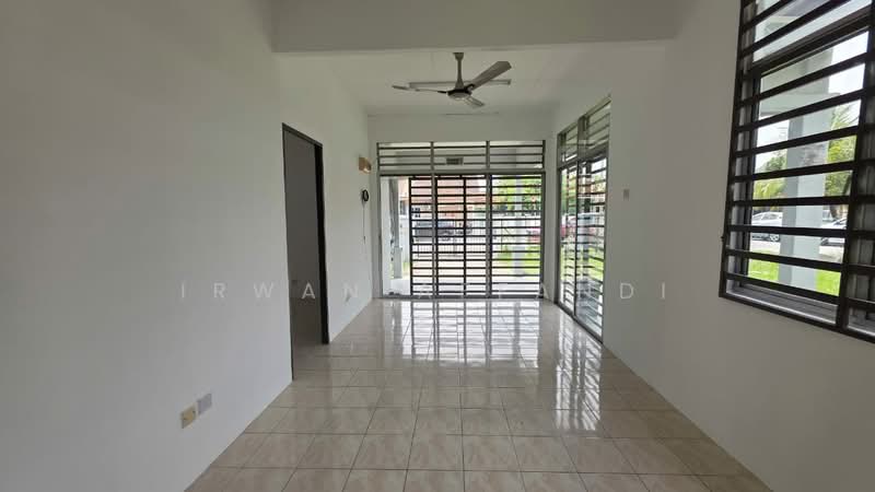 1-storey Terraced House for Sale in Bandar Saujana Putra (Tanjong Duabelas) - Irwan Affandi - Living Room - PropertyGuru.com.my