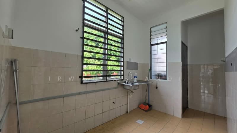 1-storey Terraced House for Sale in Bandar Saujana Putra (Tanjong Duabelas) - Irwan Affandi - Kitchen - PropertyGuru.com.my