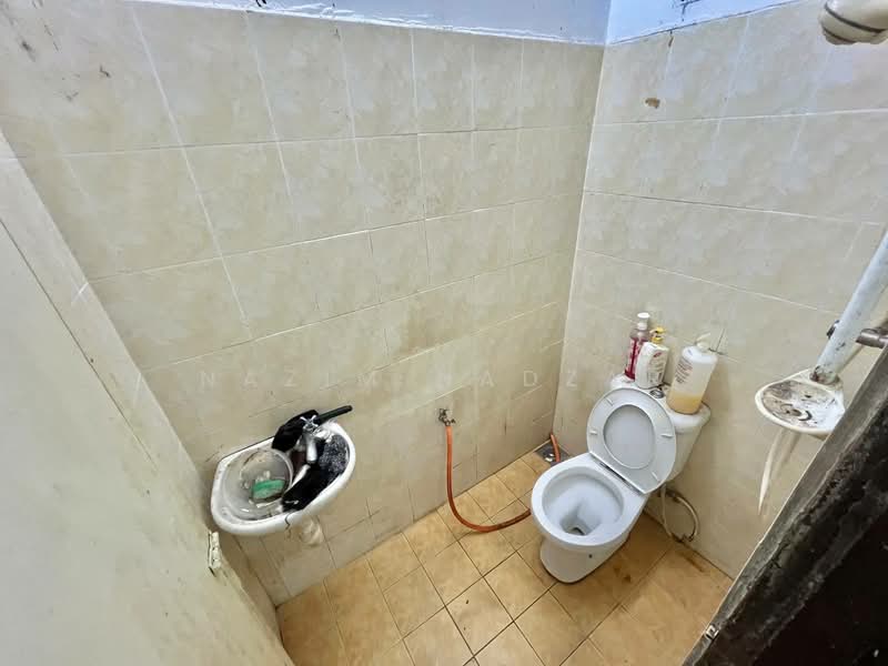 1-storey Terraced House for Sale in Taman Semarak (Nilai) - Nazim Nadzar - Bathroom - PropertyGuru.com.my
