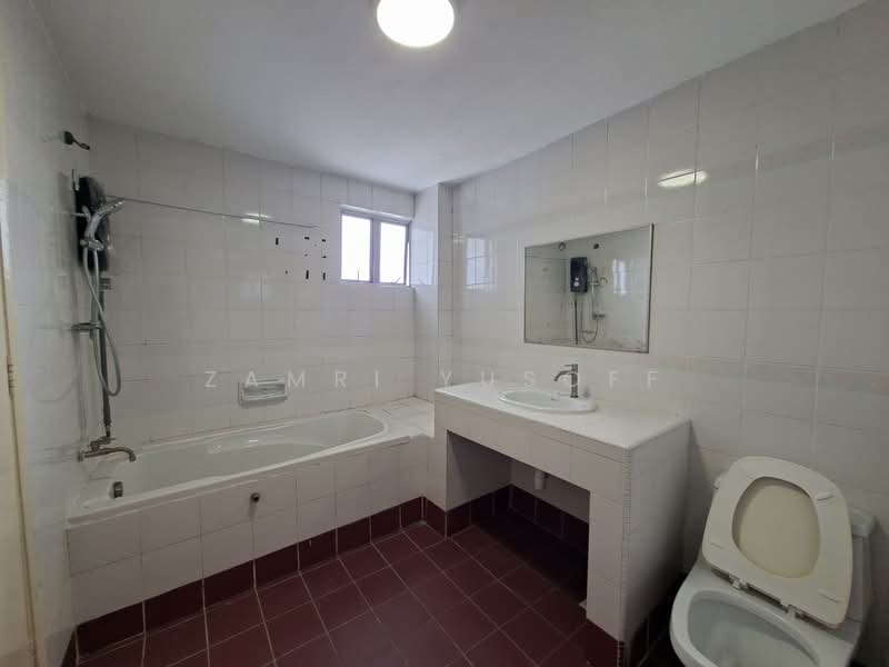 Condominium for Sale at Kemuncak Shah Alam - Zamri Yusoff - Bathroom - PropertyGuru.com.my