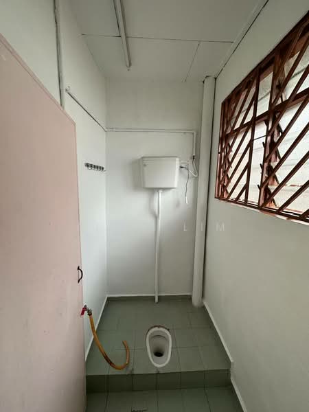 Jalan Bukit Kempas/ Paradigm Mall/ 2bed 1bath/ Low Cost Corner Lot untuk Untuk Disewa - RM 1,100 /bulan, Apr 2026 - Bathroom - PropertyGuru.com.my