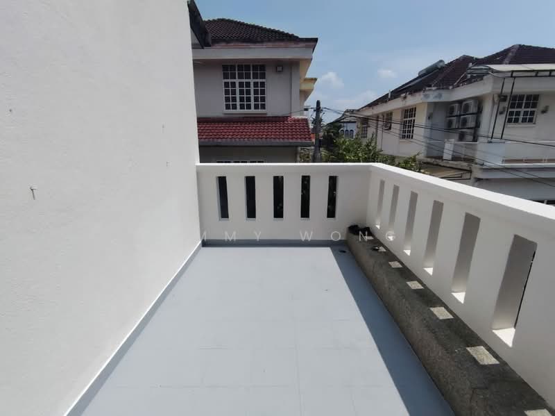 2.5-storey Terraced House for Sale in Taman Bukit Serdang (Seri Kembangan) - Tommy Wong - Balcony - PropertyGuru.com.my