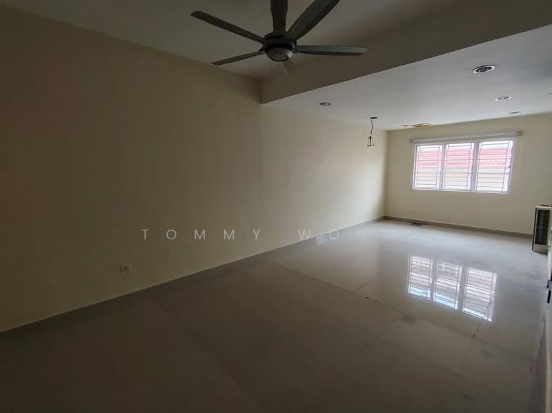 2.5-storey Terraced House for Sale in Taman Bukit Serdang (Seri Kembangan) - Tommy Wong - Living Room - PropertyGuru.com.my
