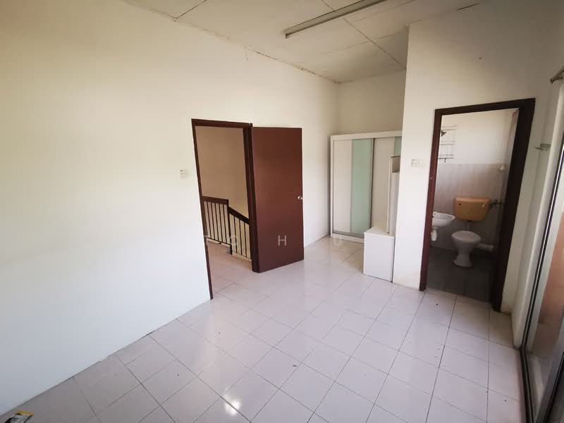 2-storey Terraced House for Sale in Bandar Putra Permai (Seri Kembangan) - TC Hou - PropertyGuru.com.my