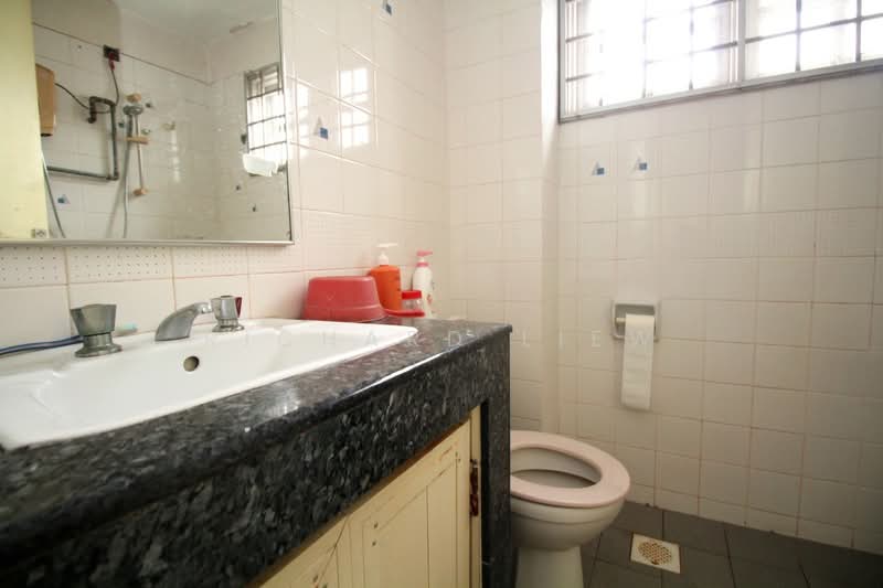 Rumah Teres 2 Tingkat untuk Dijual di SS 23, Taman Sea (Petaling Jaya) - Richard Liew - Bathroom - PropertyGuru.com.my