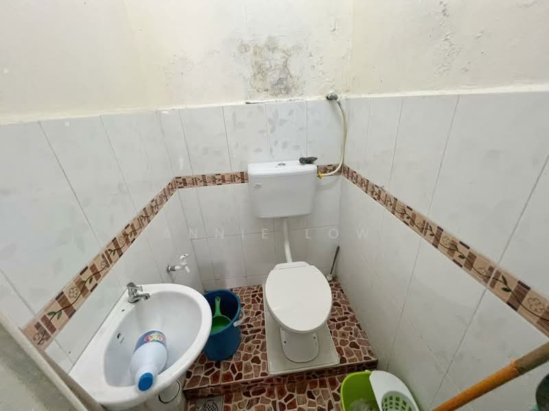 2-storey Terraced House for Sale in Taman Skudai Baru (Skudai) - Annie Low - Bathroom - PropertyGuru.com.my