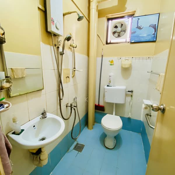 Flat for Rent at Taman Seri Setanggi - MekMek Fong - Bathroom - PropertyGuru.com.my