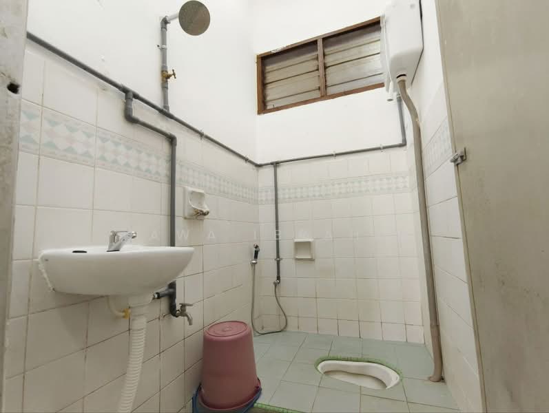 1-storey Terraced House for Sale in Taman Desa Jasmin (Nilai) - Hawa Ibrahim - Bathroom - PropertyGuru.com.my