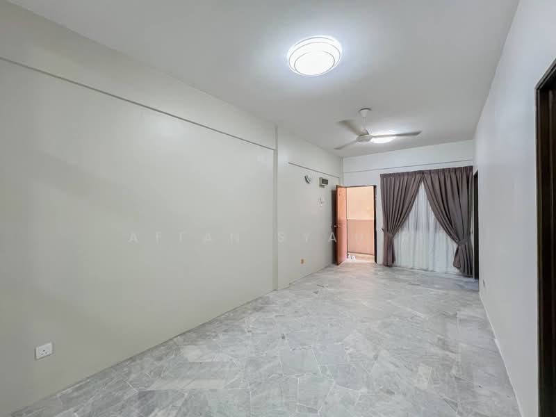 Pangsapuri Seri Mawar untuk Untuk Dijual - RM 200,000, Apr 2026 - Living Room - PropertyGuru.com.my