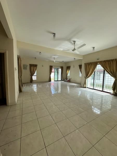 Semi-Detached House for Sale in Pusat Bandar Putra Permai (Seri Kembangan) - Luqman Ramli - Living Room - PropertyGuru.com.my