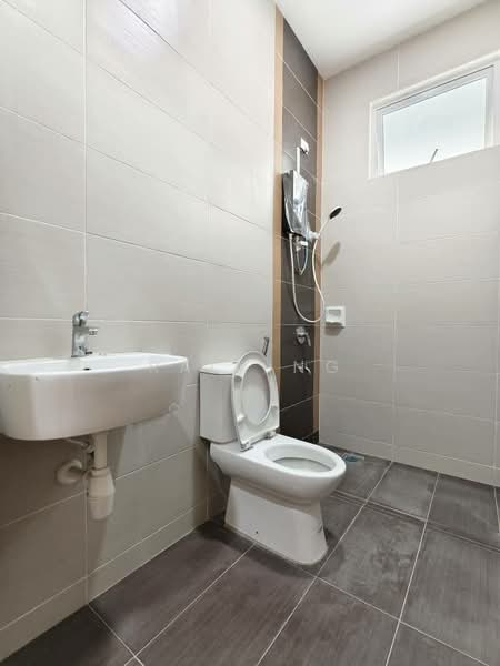 Semi-Detached House for Rent in Taman Mount Austin (Tebrau) - Rain Ng - Bathroom - PropertyGuru.com.my