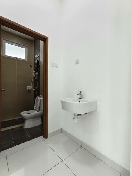 Semi-Detached House for Rent in Taman Mount Austin (Tebrau) - Rain Ng - Bathroom - PropertyGuru.com.my