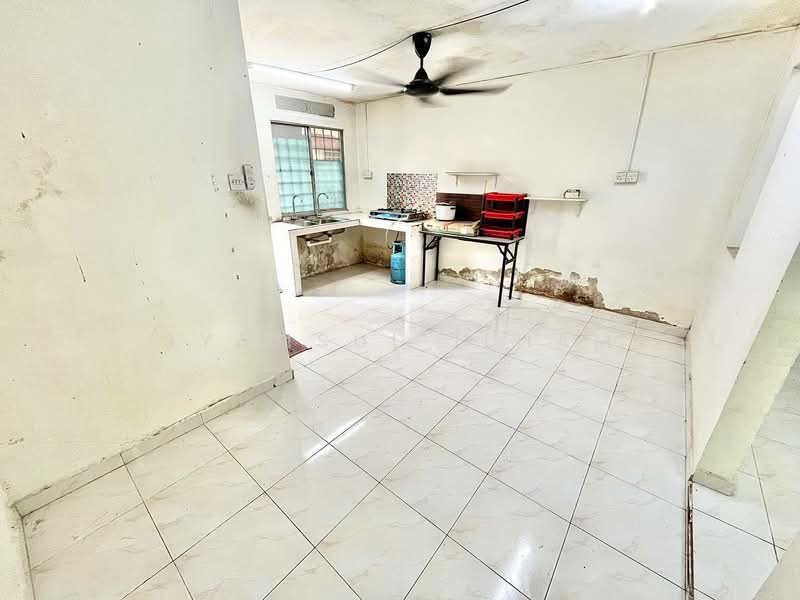 2-storey Terraced House for Sale in Shah Alam (Selangor) - Syamsul Ilham - Kitchen - PropertyGuru.com.my