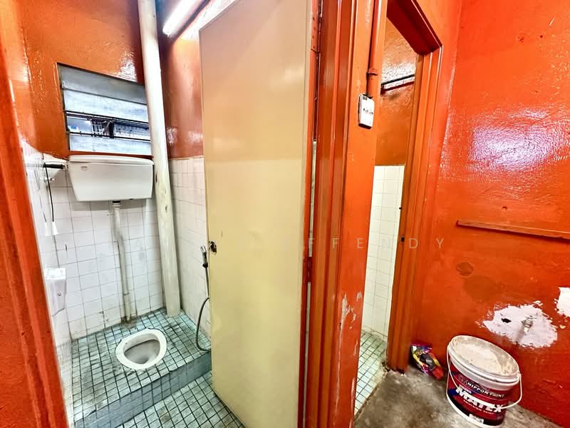 Factory for Sale in Sungai Buloh (Selangor) - Saufee Effendy - Bathroom - PropertyGuru.com.my