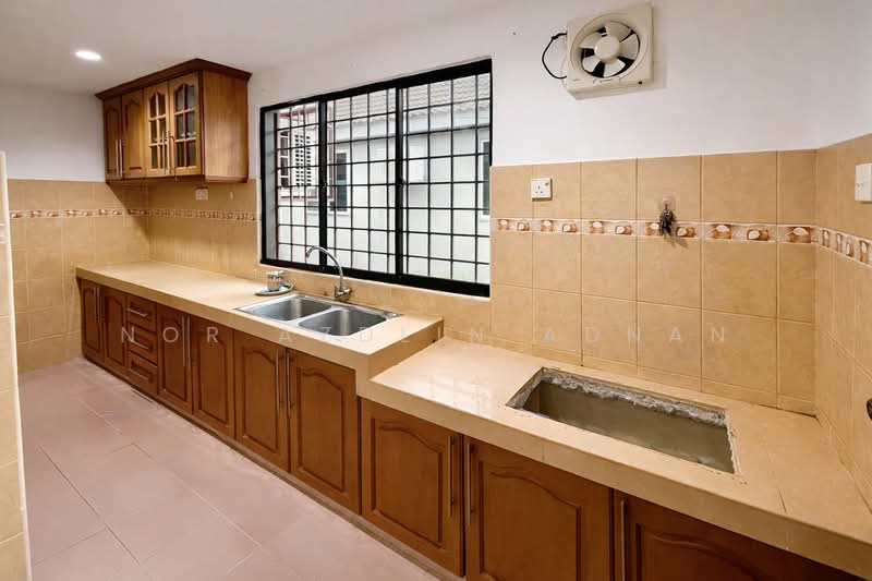 1.5-storey Terraced House for Sale in Subang Jaya (Selangor) - Nor Azdlin Adnan - Kitchen - PropertyGuru.com.my