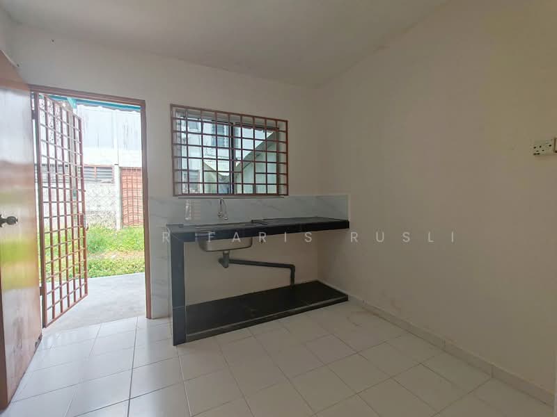 2-storey Terraced House for Sale in Taman Bukit Jaya (Ulu Tiram) - Amir Faris Rusli - Kitchen - PropertyGuru.com.my