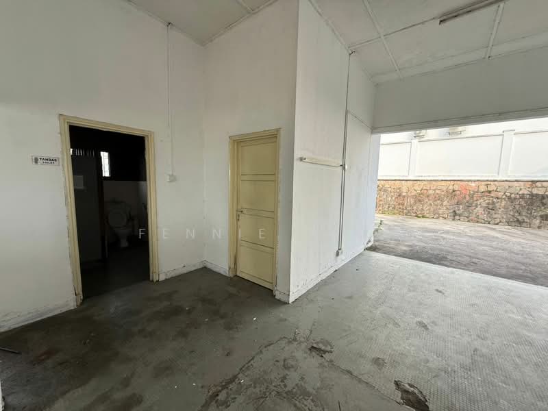 Commercial Bungalow for Rent in Taman Kebun Teh (Johor Bahru) - Fennie Chua - Bathroom - PropertyGuru.com.my