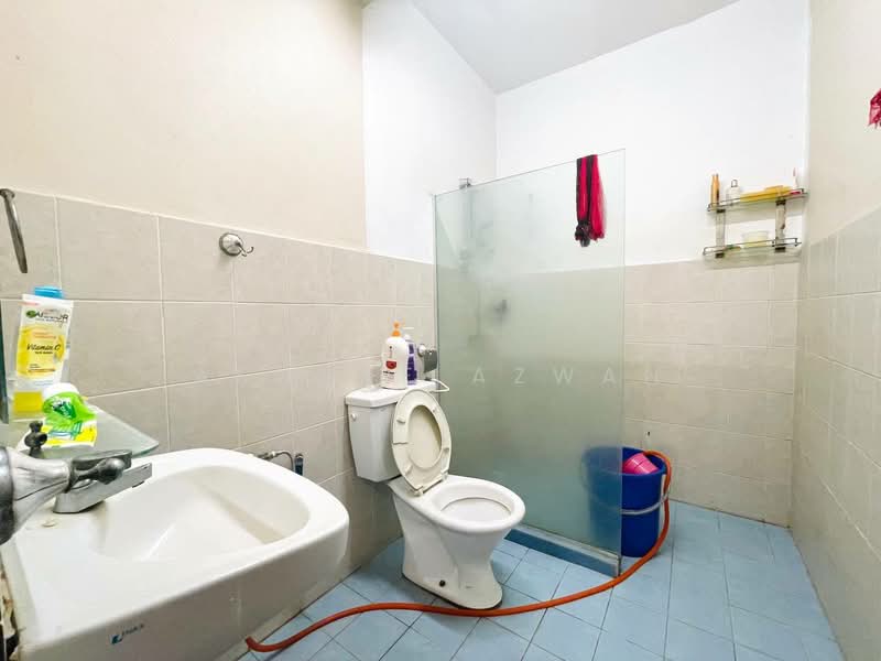 2-storey Terraced House for Sale in Puchong (Selangor) - Ashraf Azwan - Bathroom - PropertyGuru.com.my
