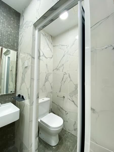 Service Residence for Sale at The Grand Subang Jaya SS15 - Ocastle Teng - Bathroom - PropertyGuru.com.my