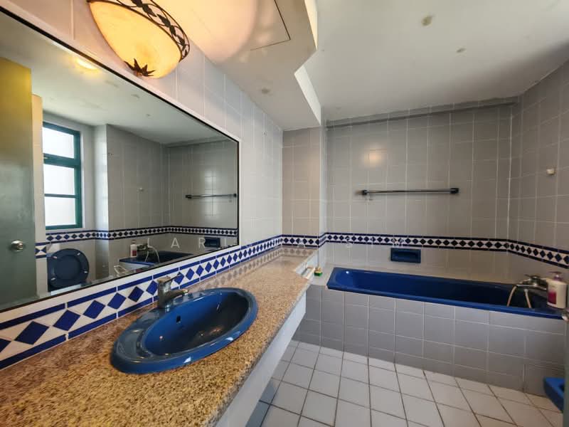 Kondominium untuk Dijual di The Straits View Condominium - Larissa Sim - Bathroom - PropertyGuru.com.my