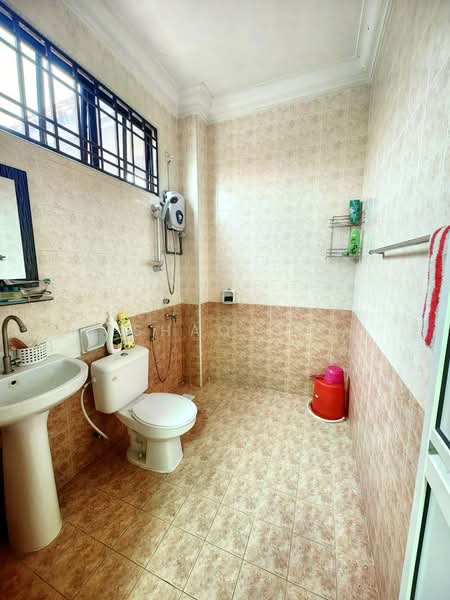 1.5-storey Terraced House for Sale in Taman Rinting (Masai) - Shao Qi - Bathroom - PropertyGuru.com.my