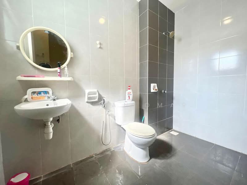 Cluster House for Sale in Bandar Saujana Putra (Tanjong Duabelas) - Hazeman Omar - Bathroom - PropertyGuru.com.my