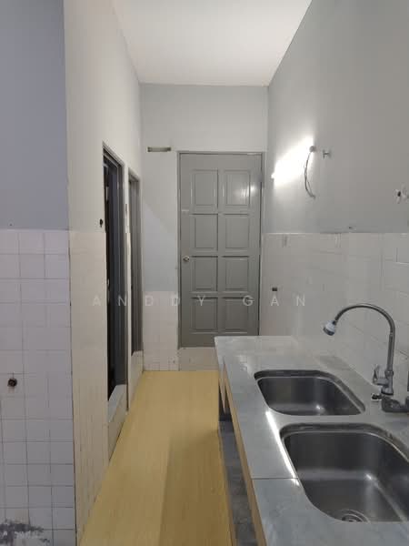 Taman Saujana untuk Untuk Disewa - RM 1,400 /bulan, Apr 2026 - Kitchen - PropertyGuru.com.my