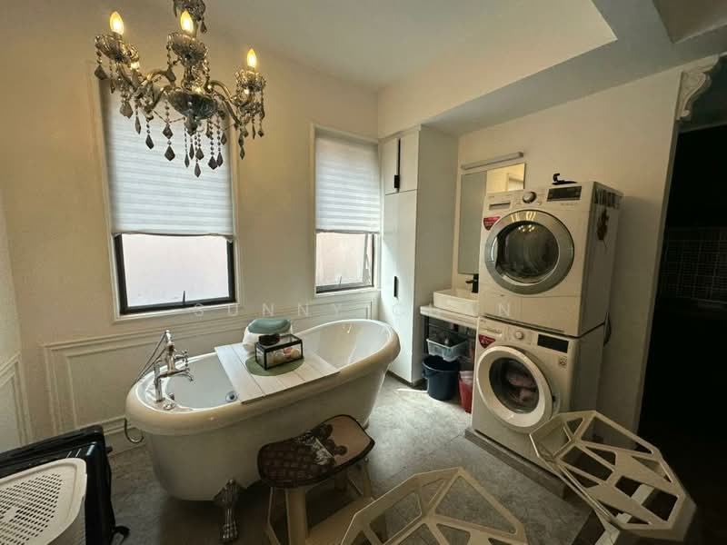 Twin Villa for Sale in Bukit Gita Bayu (Seri Kembangan) - Sunny Chan - Bathroom - PropertyGuru.com.my