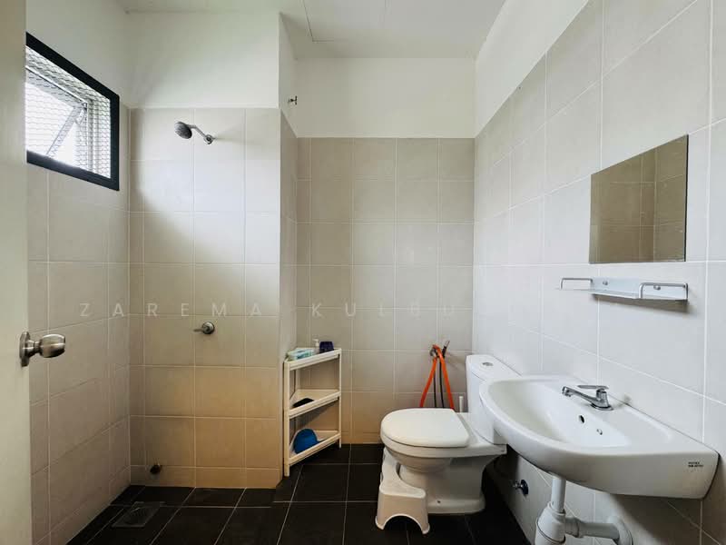 Terraced House for Sale in Bandar Mahkota Banting (Tanjong Duabelas) - Zarema Kulbuzheva - Bathroom - PropertyGuru.com.my