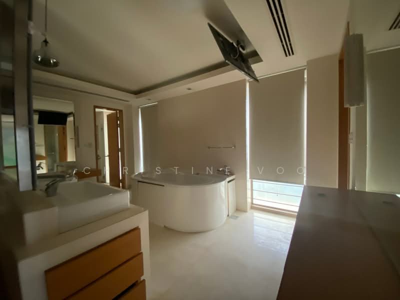 Washroom with Bathtub