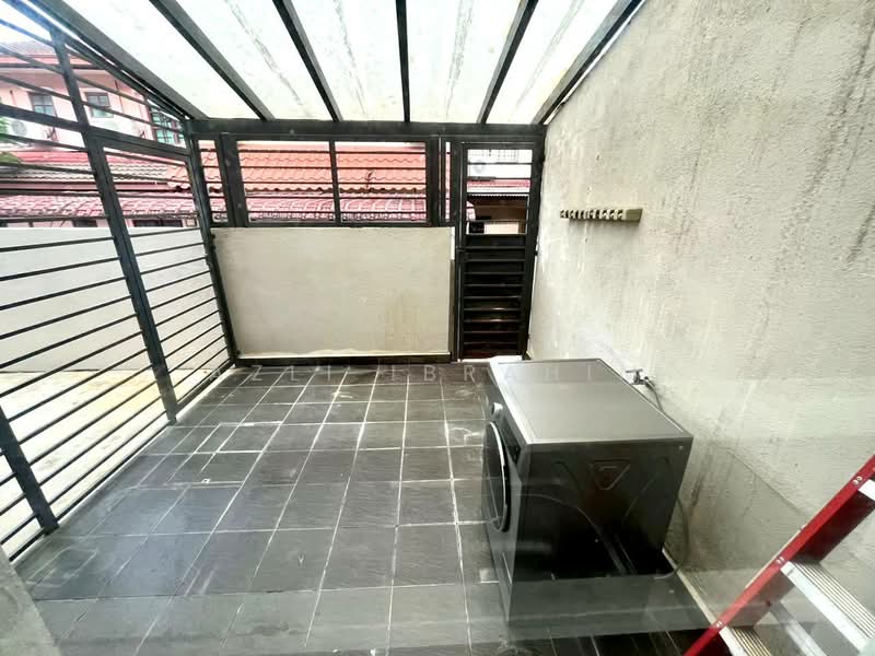 2-storey Terraced House for Sale in Bukit Jelutong (Shah Alam) - Azli Ibrahim - Balcony - PropertyGuru.com.my