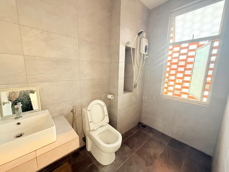 3-storey Terraced House for Sale in Bandar Sunsuria (Sepang) - Azli Ibrahim - Bathroom - PropertyGuru.com.my