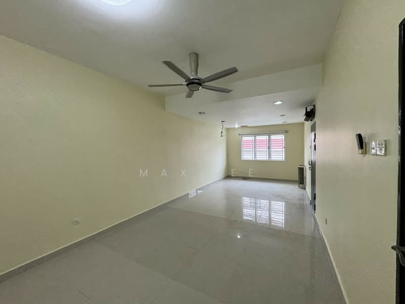 2.5-storey Terraced House for Sale in Taman Bukit Serdang (Seri Kembangan) - Max Lee - Living Room - PropertyGuru.com.my