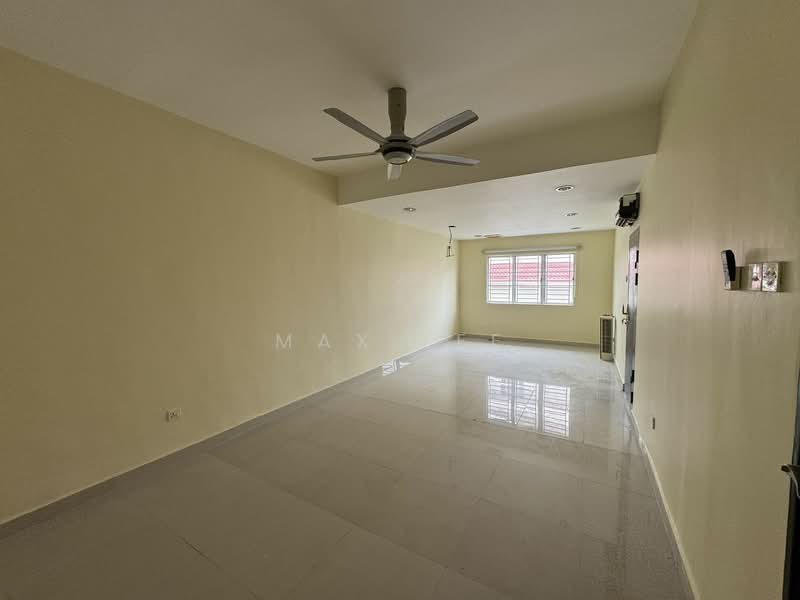 2.5-storey Terraced House for Sale in Taman Bukit Serdang (Seri Kembangan) - Max Lee - Living Room - PropertyGuru.com.my