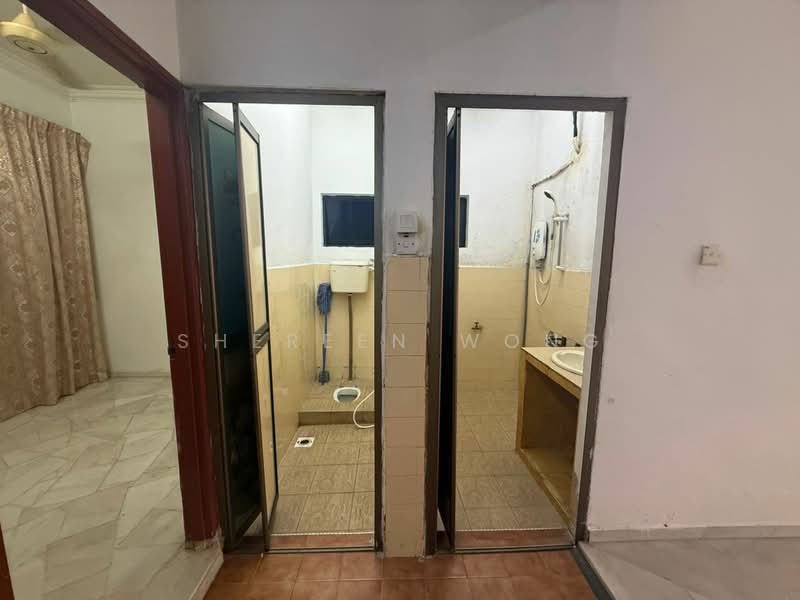 Taman Johor Jaya untuk Untuk Disewa - RM 1,500 /bulan, Apr 2026 - Bathroom - PropertyGuru.com.my