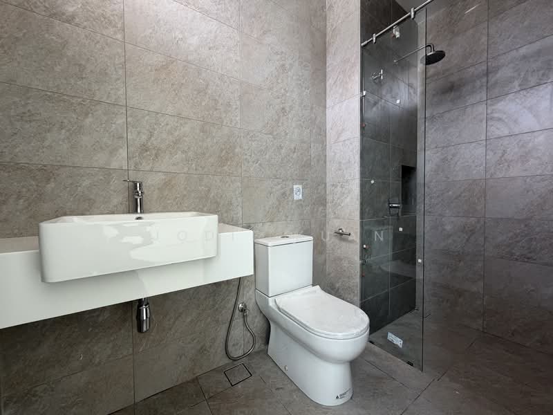 Bedroom 3 Ensuite Bath