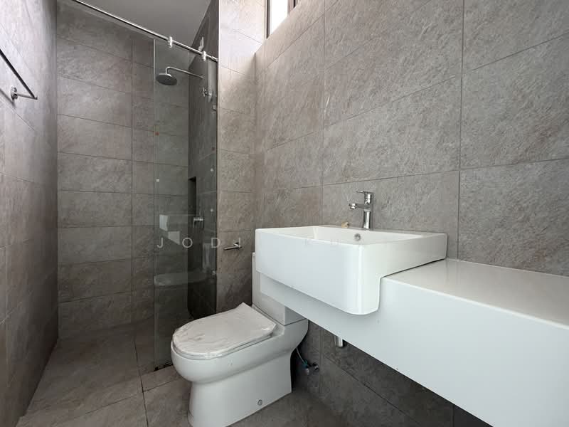 Bedroom 2 Ensuite Bath